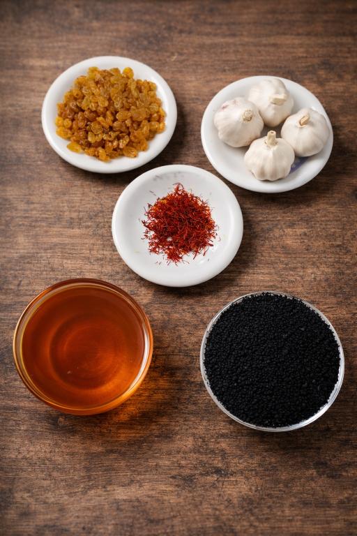 ৫ টি ‍উপদান দিয়ে তৈরী আমাদের ”সুন্নাহ খাবার” কালোজিরা, খাটি মধু, জাফরান, কিসমিস, রসূন।